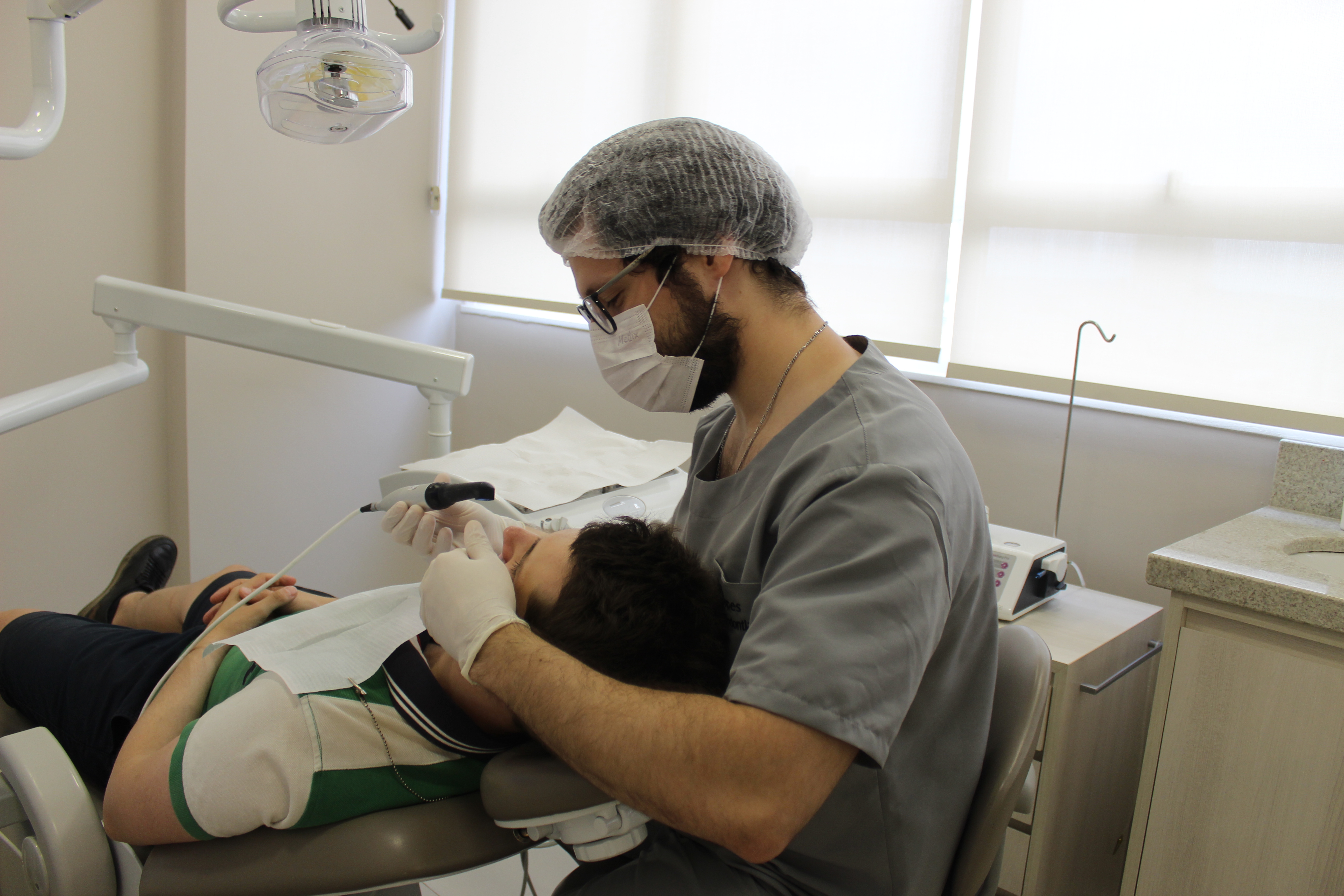 Dentista atendendo paciente